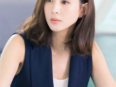 四十多岁的中年女性留长发显年轻还是短发显年轻?